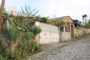 Gedung tempat guest house berlokasi