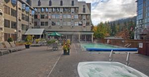 Bazén v ubytování Mountain Side Hotel Whistler by Executive nebo v jeho okolí