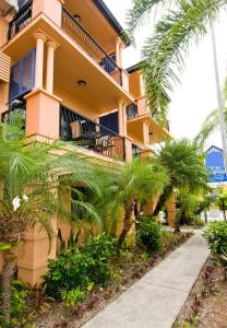 un edificio con palmeras delante en Central Plaza Apartments, en Cairns