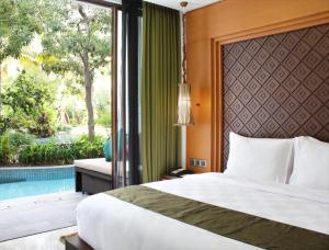 Postel nebo postele na pokoji v ubytování Golden Tulip Jineng Resort Bali