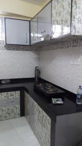 una cucina con piano cottura e piano cottura di lavoro nero. di Green Tara Residency a Darjeeling