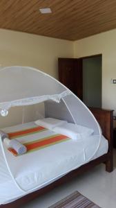 En eller flere senge i et værelse på Rajarata Reach Resort