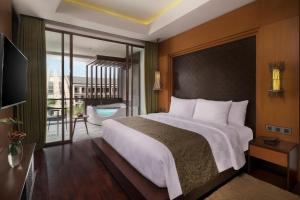 Postel nebo postele na pokoji v ubytování Golden Tulip Jineng Resort Bali