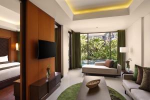 TV a/nebo společenská místnost v ubytování Golden Tulip Jineng Resort Bali