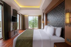Postel nebo postele na pokoji v ubytování Golden Tulip Jineng Resort Bali