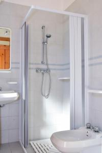 トッレ・サン・ジョヴァンニ・ウジェントにあるVilla Esperanzaのバスルーム(シャワー、トイレ、シンク付)