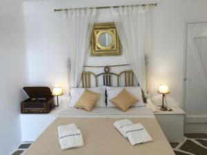 1 dormitorio con 1 cama grande y espejo en la pared en Mykonos Secret Spot, en Mykonos ciudad