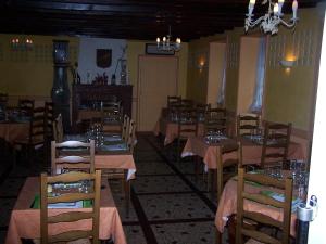 ein Restaurant mit Tischen und Stühlen in einem Raum in der Unterkunft le lichou in Vallon-en-Sully