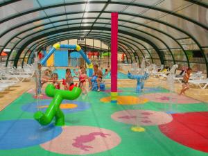 un grupo de niños jugando en un parque acuático en Camping Le Val de Trie en Béhen