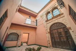 dom z dwoma drzwiami i balkonem w obiekcie Fabulosa, Casa Mudéjar. Centro Histórico. w mieście Carmona