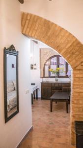 łazienka z dużym lustrem i umywalką w obiekcie Fabulosa, Casa Mudéjar. Centro Histórico. w mieście Carmona
