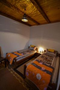 2 camas en una habitación con techo en Antik, en Foča