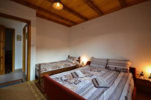 1 dormitorio con 1 cama grande y 1 sofá en Antik, en Foča