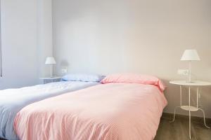 A bed or beds in a room at Hello Málaga Flat Victoria