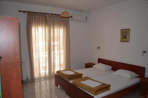 Кровать или кровати в номере Irini Apartments