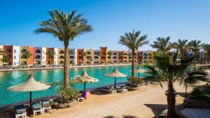 Arabia Azur Resort veya yakınında bir havuz manzarası