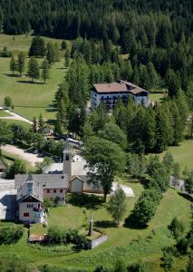 une vue aérienne sur un bâtiment dans un champ arboré dans l'établissement Casa Santa Maria, à Folgaria