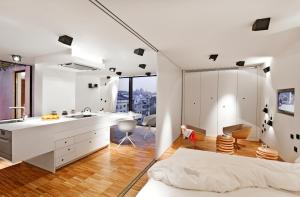 バルセロナにあるDestinationBCN Urgell Apartmentのベッドルーム1室(ベッド1台付)、バスルーム(シンク付)