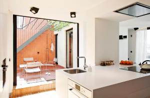 バルセロナにあるDestinationBCN Urgell Apartmentのキッチン(白いカウンター、大きな窓付)