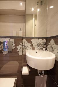 a bathroom with a sink and a mirror at Apartament Świętokrzyska in Warsaw