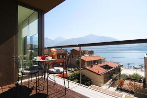 a balcony with a table and chairs and a view of the ocean at Ikhaya Como in San Siro