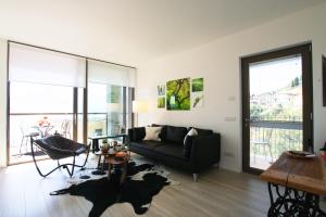 a living room with a couch and a table at Ikhaya Como in San Siro