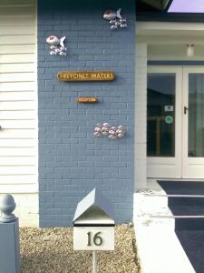 Freycinet Waters في سوانسي: مبنى من الطوب الأزرق مع وضع علامة عليه