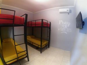 Postel nebo postele na pokoji v ubytování Mess Inn Semarang