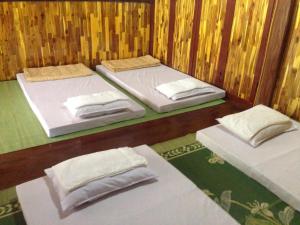 Łóżko lub łóżka w pokoju w obiekcie Ba Be Lake Homestay - Quynh Chi