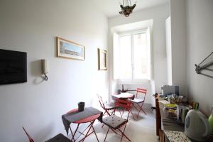 un soggiorno con sedie rosse e un tavolo di L'architetto a Roma