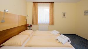 Rúm í herbergi á Gasthof - Landhotel Ernst