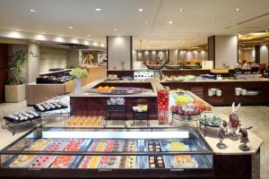 日光的住宿－鬼怒川溫泉飯店，展示着许多不同种类食物的商店