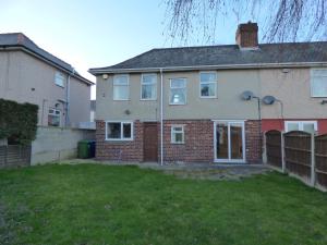 una casa con una recinzione di fronte a un cortile di Birdholme House a Chesterfield