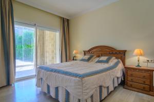 Postel nebo postele na pokoji v ubytování Apartment Hacienda Playa Elviria + 17 fotografií
