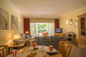 TV a/nebo společenská místnost v ubytování Apartment Hacienda Playa Elviria