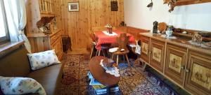 A seating area at La Casetta nelle Dolomiti