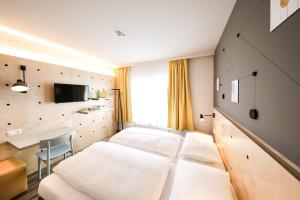 Televízia a/alebo spoločenská miestnosť v ubytovaní Hotel Tullnerfeld