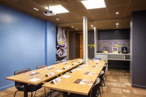 ein Konferenzraum mit einem langen Tisch und Stühlen in der Unterkunft ibis Paris Gare De L'Est TGV in Paris