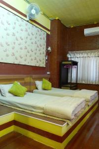 Giường trong phòng chung tại Baan Kaewta