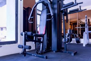 ein Fitnessstudio mit mehreren Laufbändern in einem Raum in der Unterkunft Gelian Hotel in Machakos