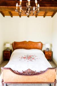 Schlafzimmer mit einem großen Bett mit einem Kopfteil aus Holz in der Unterkunft De Vita Beata Agriturismo in Veroli