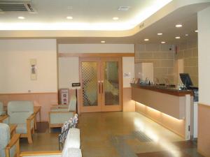 a waiting area of a hospital with a waiting room at Hotel Route-Inn Hamamatsu Eki Higashi in Hamamatsu