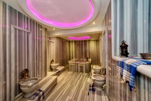 Gülhanepark Hotel & Spa في إسطنبول: حمام مع مرحاضين ومغسلة وحوض استحمام