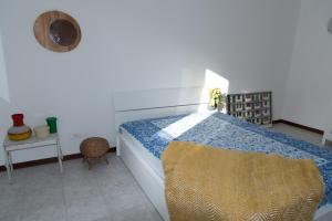 ミラノにあるOld Milan Style Houseのベッドルーム1室(青い毛布付きのベッド1台付)