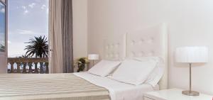 A bed or beds in a room at Blanco Rooms