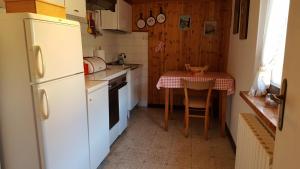 A kitchen or kitchenette at La Casetta nelle Dolomiti