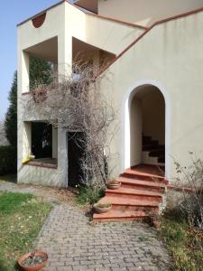 un edificio blanco con escaleras y un arco en Santa Chiara, en Maierà