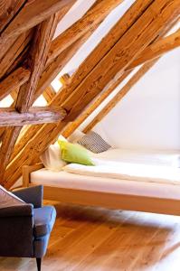 Bett im Dachgeschoss eines Gebäudes in der Unterkunft Gasthaus zum Bauernhof in Oberlunkhofen