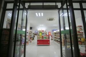 Supermarket nebo jiné obchody v  hotelu nebo okolí