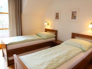 - une chambre avec 2 lits et une fenêtre dans l'établissement Penzion INspira, à Vranov nad Dyjí
